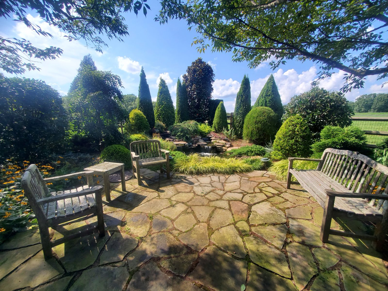 Wide view of the Lake Wylie flagstone patio and garden